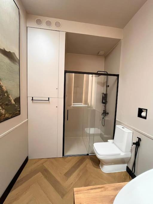 Littlehouse- Entire Property For Maximum 4 People Boekarest Buitenkant foto