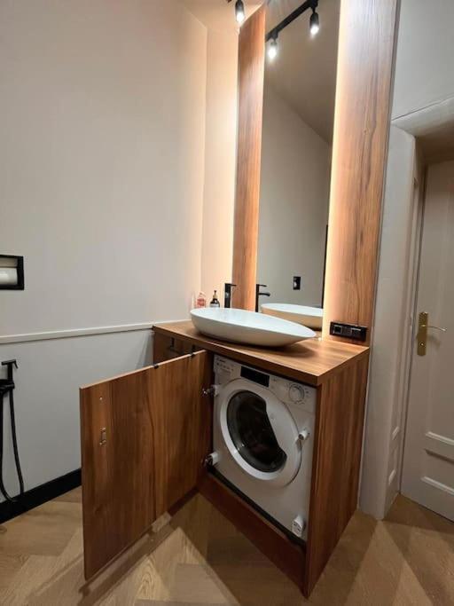 Littlehouse- Entire Property For Maximum 4 People Boekarest Buitenkant foto